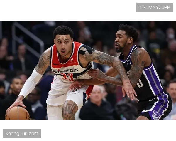 特写:板凳席的智慧——助教向奇才主帅库兹马递上混合防守建议纸条 特写:板凳席的智慧——助教向奇才主帅库兹马递上混合防守建议纸条