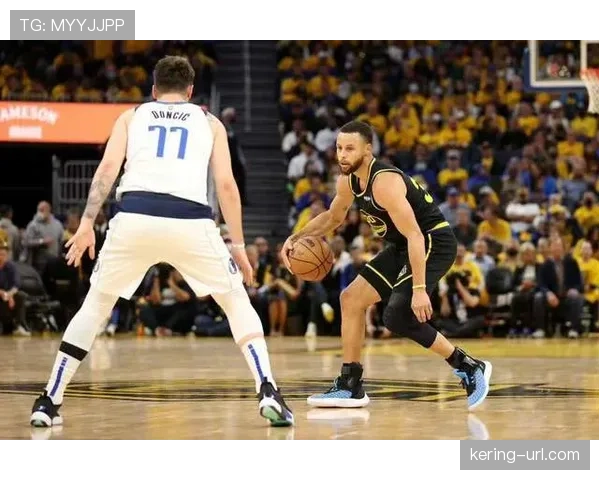 特写:斯蒂芬·库里在中场附近命中压哨三分,点燃大通中心 特写:斯蒂芬·库里在中场附近命中压哨三分,点燃大通中心